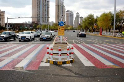 哈爾濱爆閃警示燈 夜間交通安全守護者，點亮回家路